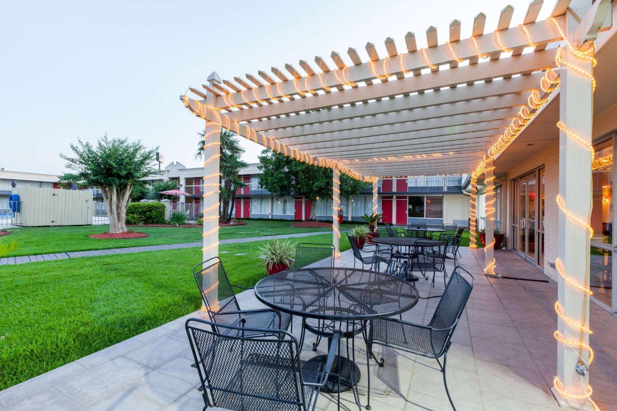 Hotel Ramada By Wyndham New Iberia Exteriér fotografie